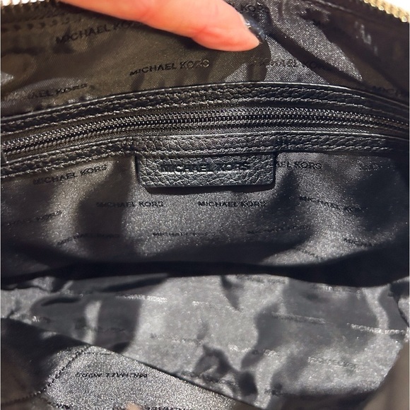 Michael Kors Lupita Messenger Bag Black/Silver Hardware Pebbled Leather NWT - Picture 7 of 9